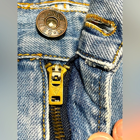 BEAUTIFUL PAIR OF GUESS LIGHT INDIGO WASH DISTRESSED DENIM JEAN SHORTS SIZE 33W! - Picture 11 of 16